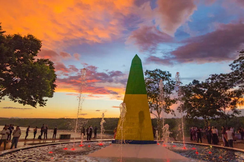 Obelisco do Marco das Três Fronteiras ao pôr do sol