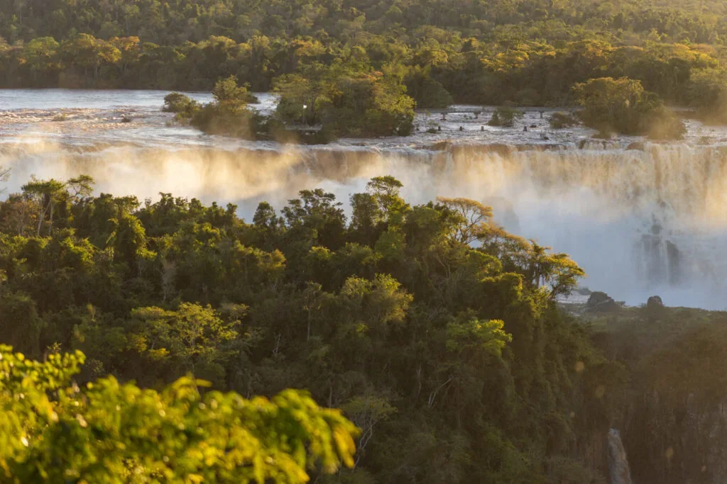 Rio e quedas das Cataratas cercados pela mata