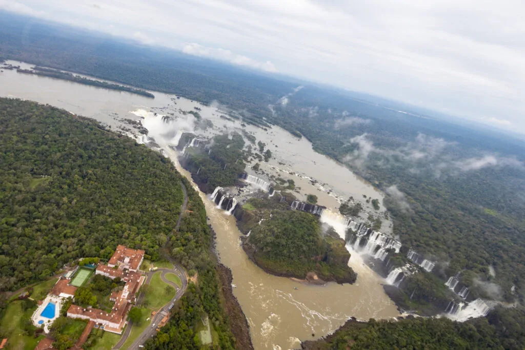 Vista aérea das Cataratas, do rio e da floresta