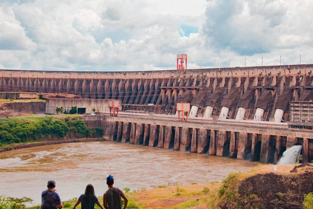 Visitantes observam a barragem de Itaipu do mirante