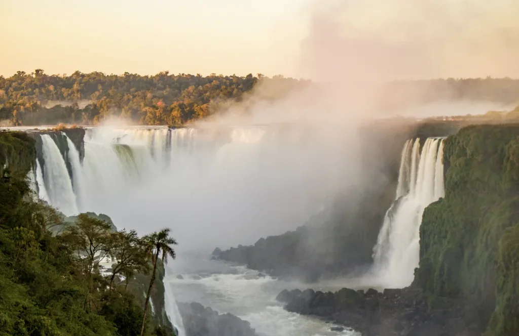 Névoa das Cataratas do Iguaçu sob a luz da manhã