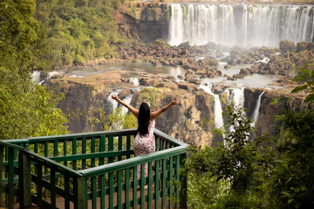 Visitante no mirante diante das Cataratas do Iguaçu