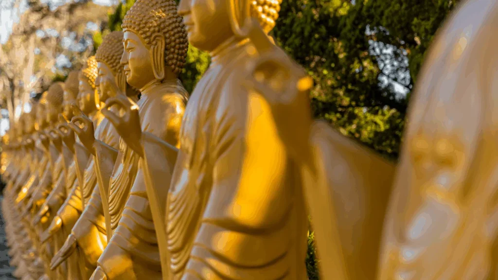 Estátuas douradas alinhadas no Templo Budista de Foz do Iguaçu