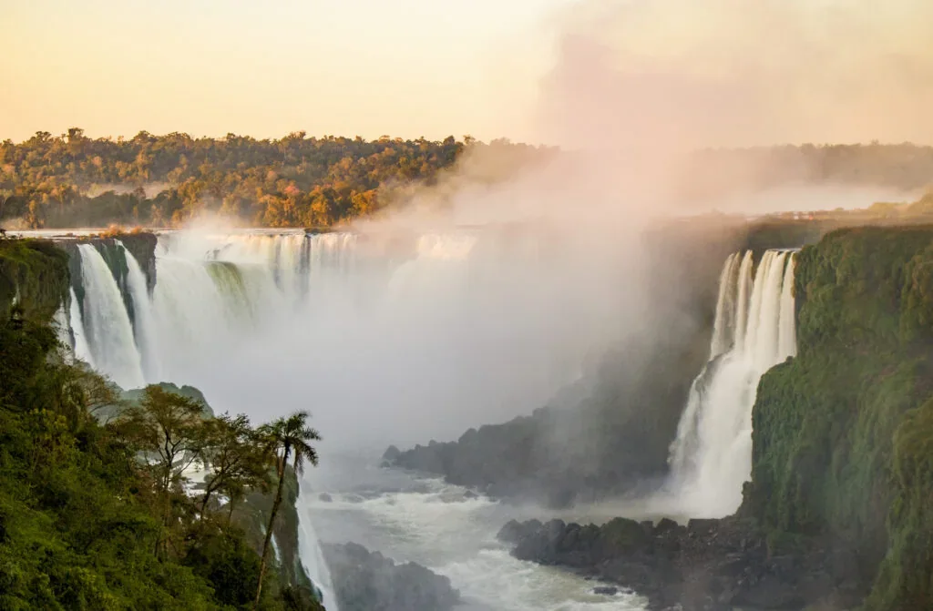 Cataratas do Iguaçu no amanhecer