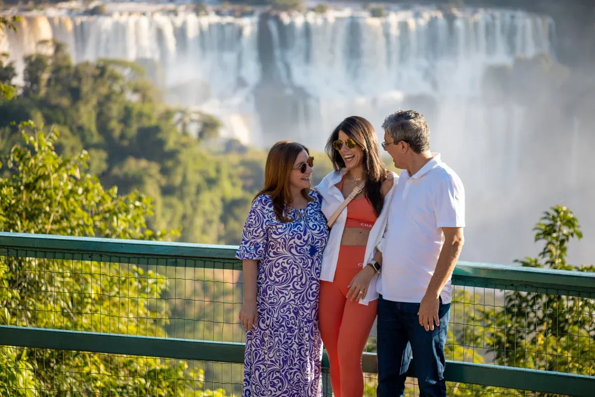 Família em um mirante das Cataratas do Iguaçu durante sessão fotográfica com Rafael Guimarães